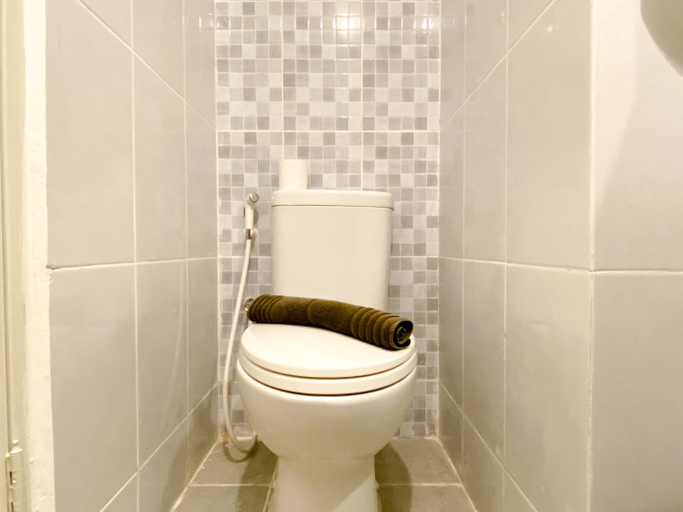 Bathroom 2, Good Studio at Tokyo Riverside PIK 2 By Travelio, Tangerang