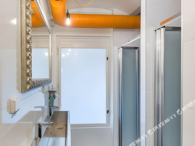 Bathroom 3, Hostel Mingle, Praha 1