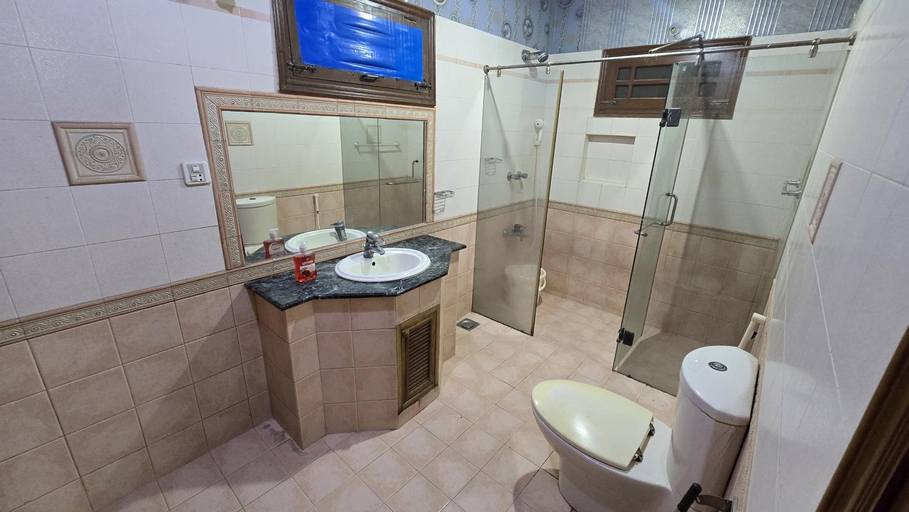 Bathroom 4, Red Sea Guest House Karachi, Karachi