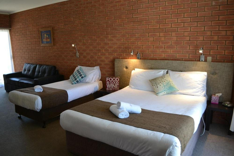 Bedroom 2, Ashleigh Court Motor Inn and Cabins, Corowa