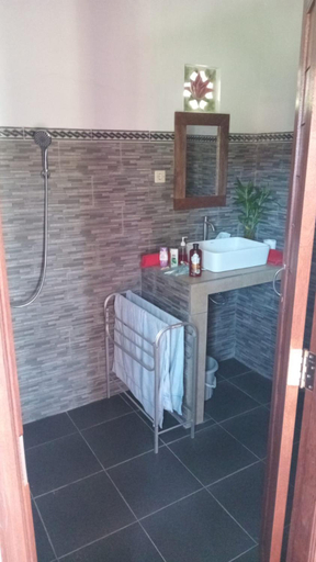 Bathroom 3, Cegeng Lestari Guest House, Karangasem
