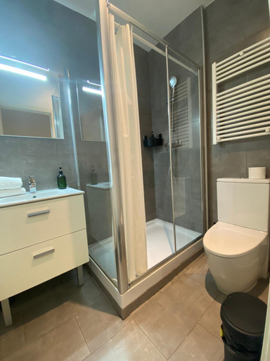 Bathroom 3, Six Rooms Plaza Mayor, Madrid
