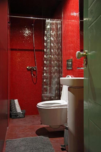 Bathroom 4, 29 Madeira Hostel & Guesthouse by Petit Hotels, Funchal