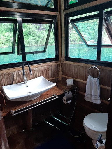Bathroom 3, パオリン ハウスボート コロン アイランド, Coron