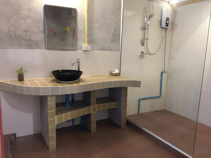 Bathroom 4, Phumanee Home Hotel, Fang