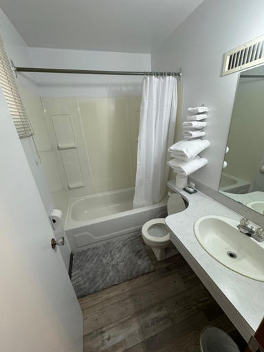 Bathroom 3, Ace Crown Motel, Division No. 1