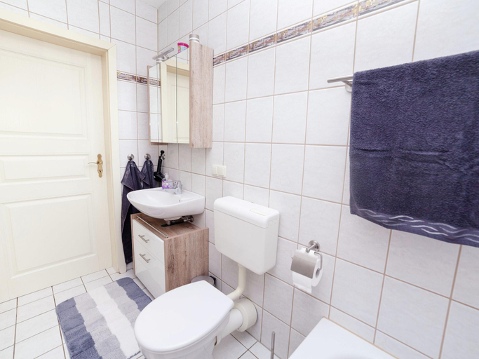 Bathroom 3, Ferienwohnung in Densberg mit Terrasse, Schwalm-Eder-Kreis