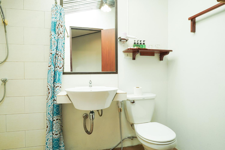 Bathroom 4, Thanicha Resort, Amphawa