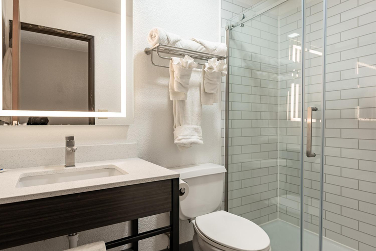 Bathroom 4, Studio 6 Limon, CO – I-70, Lincoln