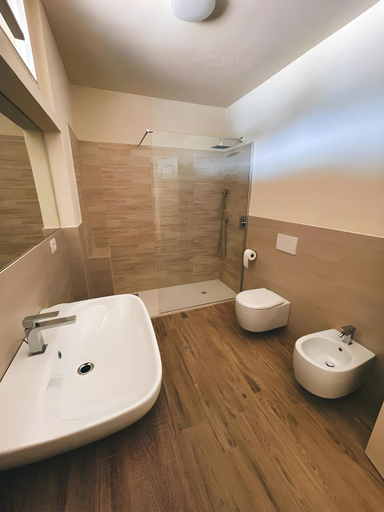 Bathroom 5, Casa di Palaia, Florence