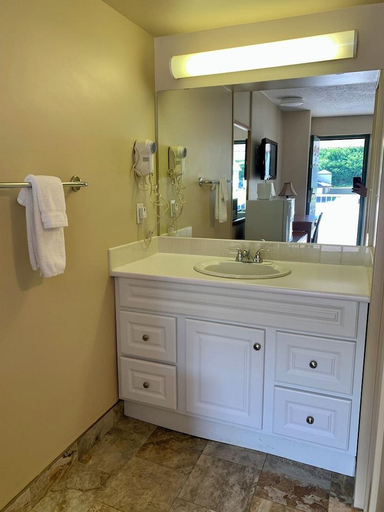 Bathroom 3, Peace Valley Inns, Division No. 19