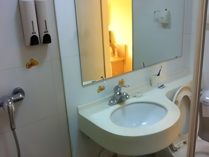 Bathroom 4, 7 Days Inn Huludao Railway Station Plaza, Huludao
