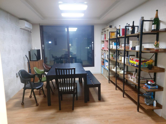 Food & Drinks, 29 Play House, Jung