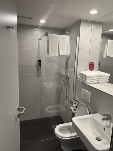 Bathroom, Serways Hotel Lueneburgerheide, Heidekreis