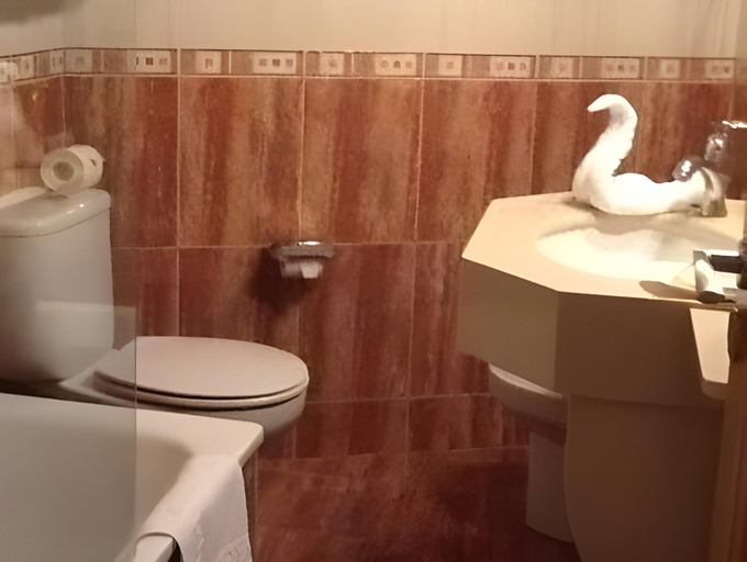 Bathroom 4, Pension Areas, A Coruña