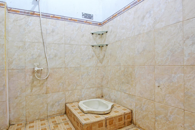 Bathroom, Hotel O Juan Guest House, Banyumas