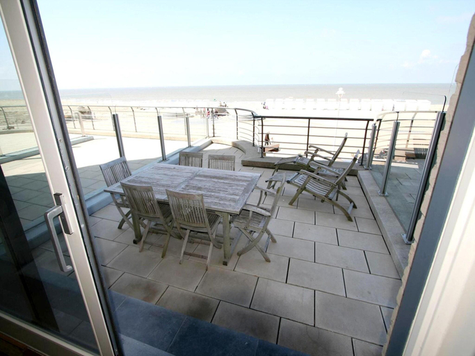 Others 4, Seaside Comfort with Parking, West-Vlaanderen
