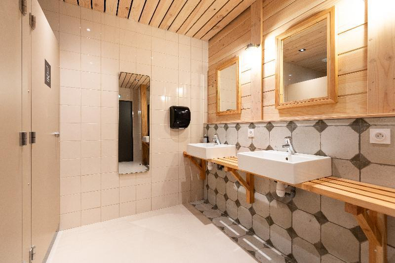 Bathroom 5, Auberge Le Bout du Parc, Yvelines