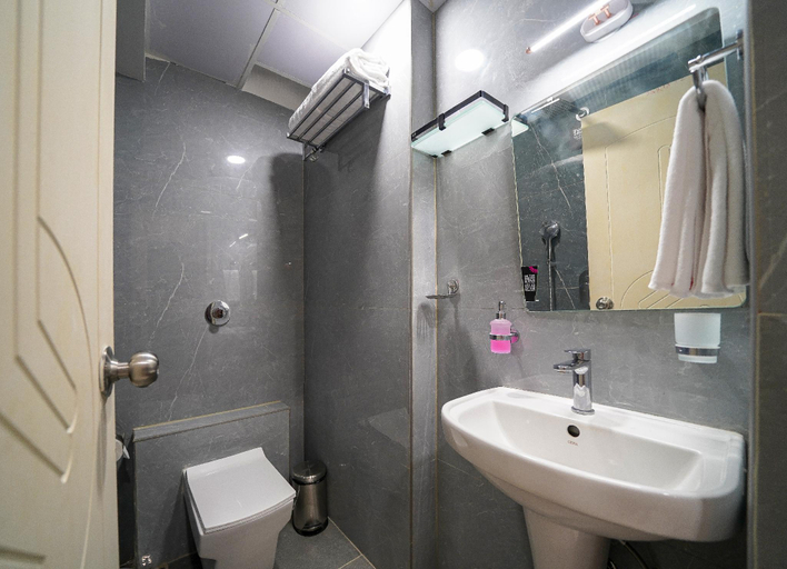 Bathroom 3, La Sara INN, Bangalore