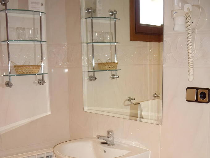 Bathroom 4, Hostal Siete Picos, Segovia