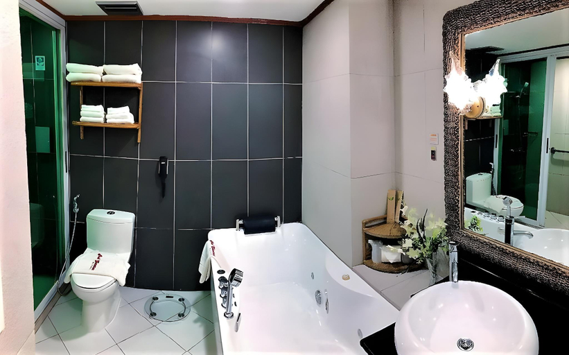Bathroom 5, Red Coconut Hotel, Malay
