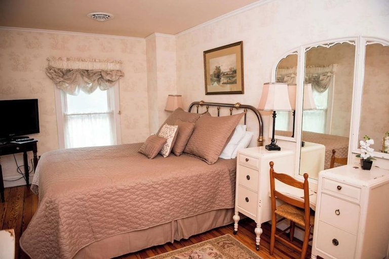 Bedroom 2, Springside Inn, Cayuga