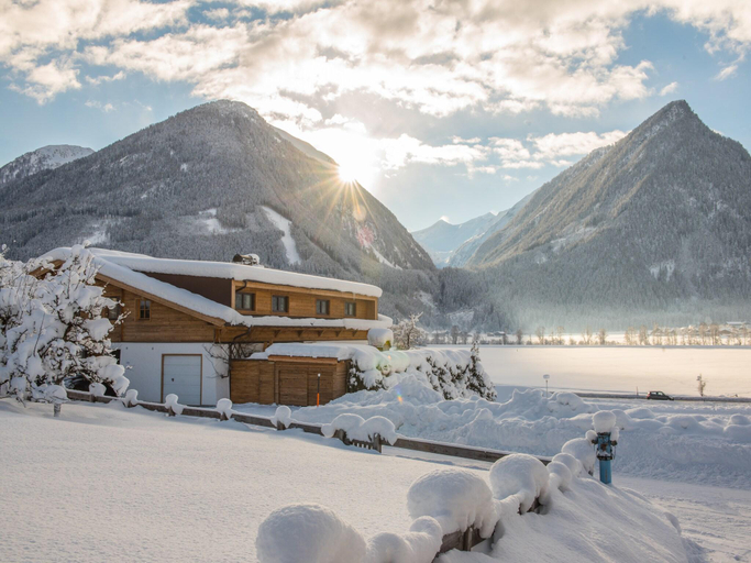 Others 4, Chalet in Neukirchen with Mountain Views, Zell am See