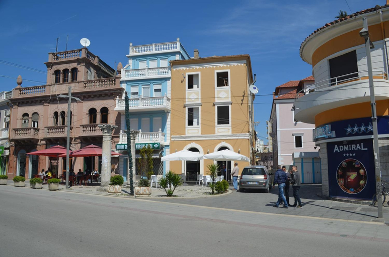 Exterior & Views