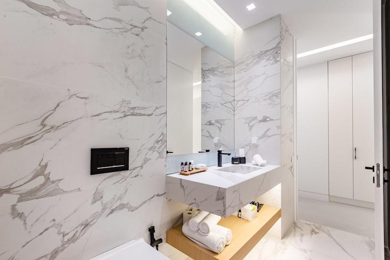 Bathroom 3, Nsplace, Attica