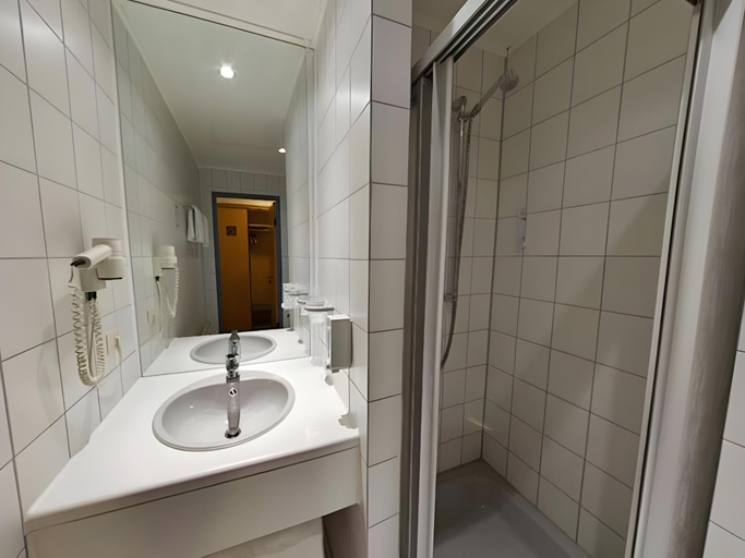 Bathroom 2, Hotel Suedtor, Rems-Murr-Kreis