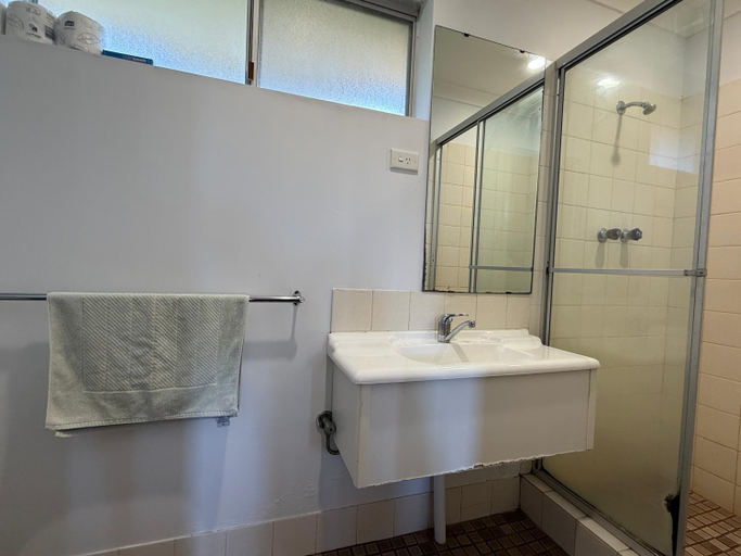 Bathroom 4, Kondinin Roadhouse Motel, Kondinin