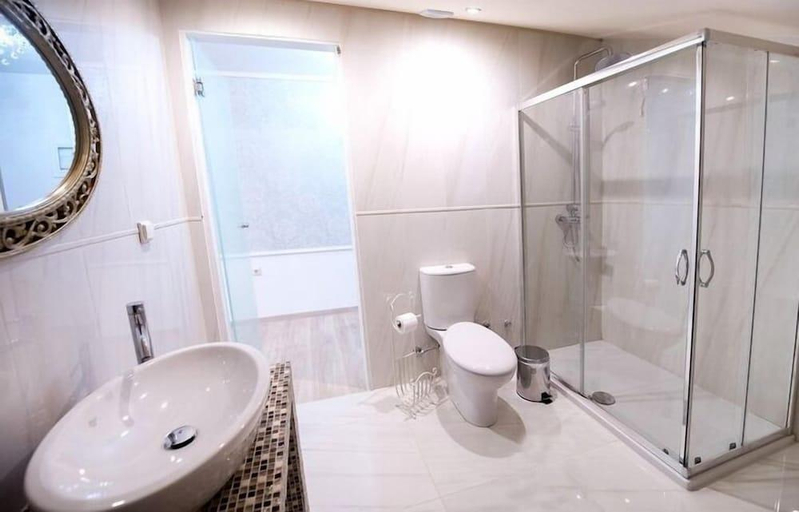 Bathroom 4, Pirofani, Ionian Islands