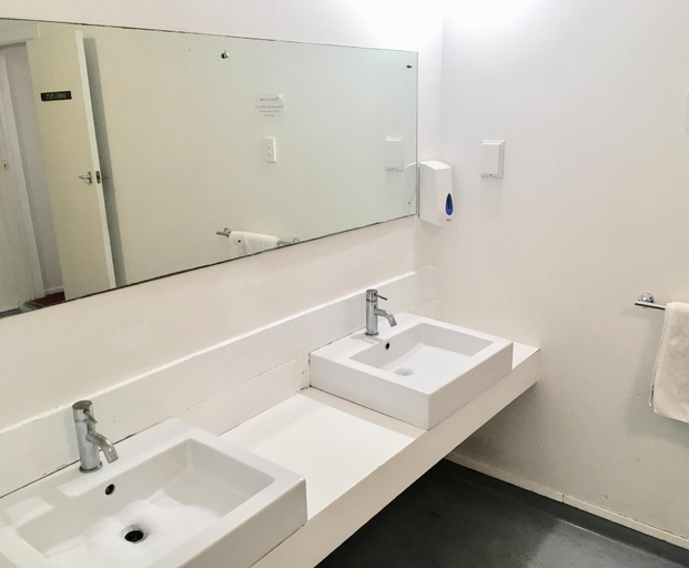 Bathroom, Freemans Backpackers, Waitakere
