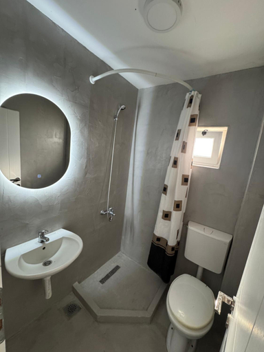 Bathroom 4, Etna Apartments
