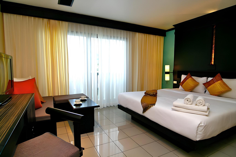 Bedroom 2, Rattana Beach Hotel by Shanaya, Pulau Phuket