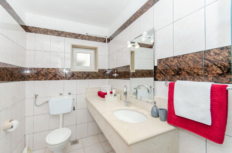 Bathroom 3, Apartments and Room Napoli, Bol