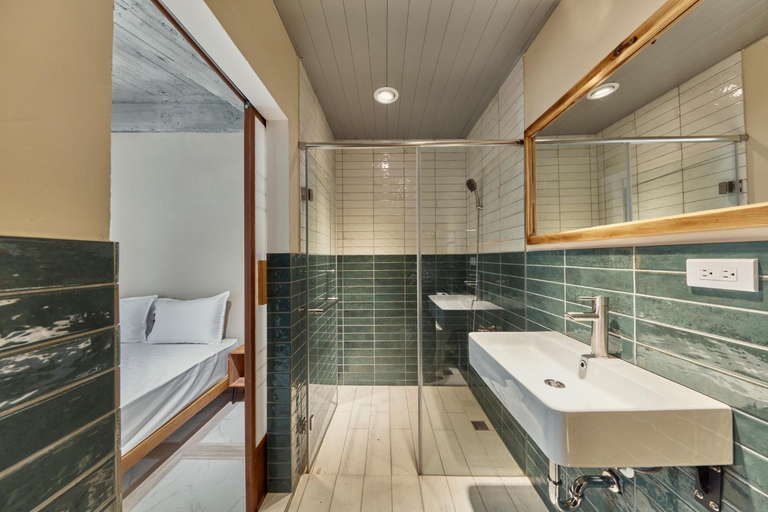 Bathroom 3, Sanho Grand Hotel, Changhua