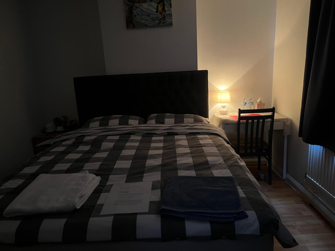 Bedroom 2, Large Double Bedroom with free on site parking max car length 5 metres, London