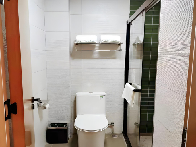 Bathroom 3, GreenTree Inn Express Guannan County Xinwan Bei Road, Lianyungang