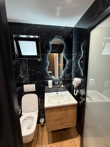 Bathroom 3, Vila La Familia, Sarandës