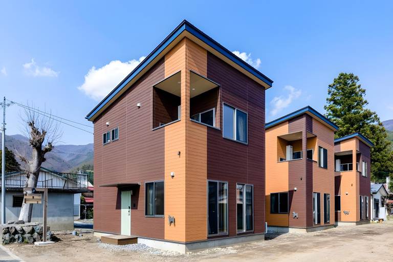Exterior & Views