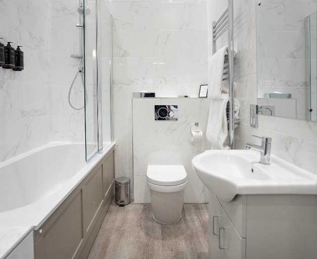 Bathroom 3, Barton Hall Hotel & Spa, Northamptonshire