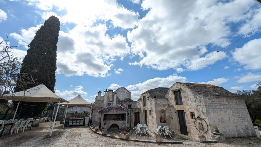 Exterior view 3, Trullo Malvisco, Bari