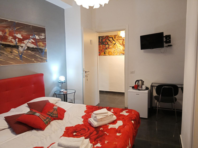 Others 5, B&B La Fenice, Napoli