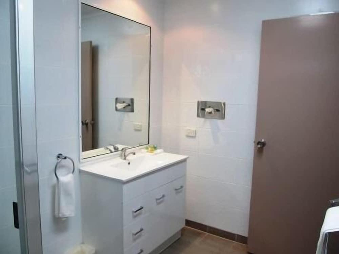 Bathroom 5, SunPalms Motel, Rockhampton