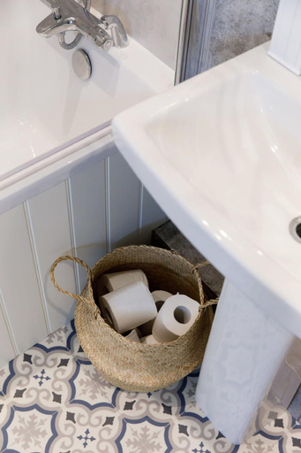 Bathroom 3, Stylish Apartment Gastro Pub in West Wittering, West Sussex