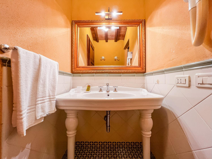 Bathroom 4, Estate in Monte Serra with Panoramic Views, Pisa