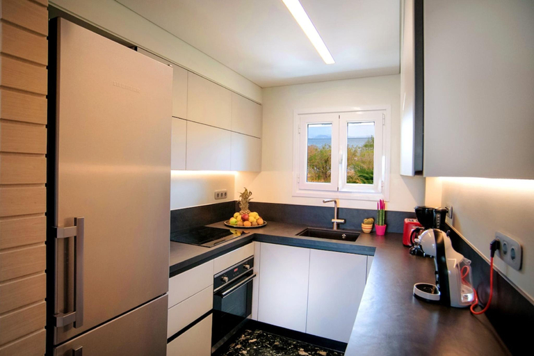 5, Vouliagmeni Kavouri Beachfront Apartment, Attica