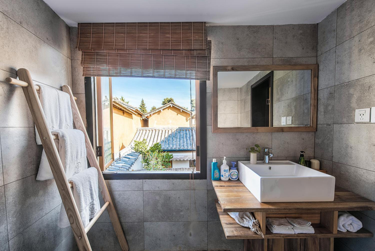 Bathroom 4, Shaxi Qingjing Courtyard, Dali Bai