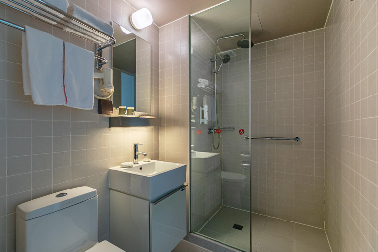 Bathroom 4, Jinjiang Inn Select Yantai Development Zone Wuzhishan Road, Yantai